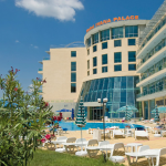 zwei Wochen Sonnenstrand in Bulgarien im 3 Sterne Hotel Ivana Palace mit Frühstück und Zug zum Flug für 310€